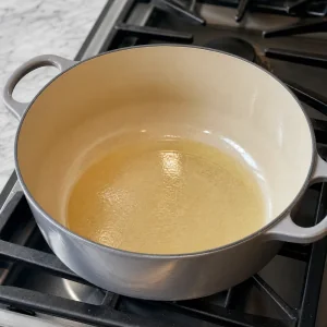 Cazuela de hierro calentándose con aceite neutro