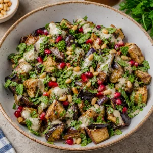 Salatka z baklazana z pietruszka mieta pestkami granatu i prazonymi orzeszkami piniowymi