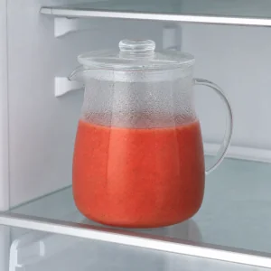 Pichet couvert de gaspacho de pastèque au réfrigérateur
