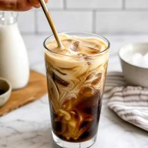 Espuma de miel batida mezclada suavemente con cafe helado